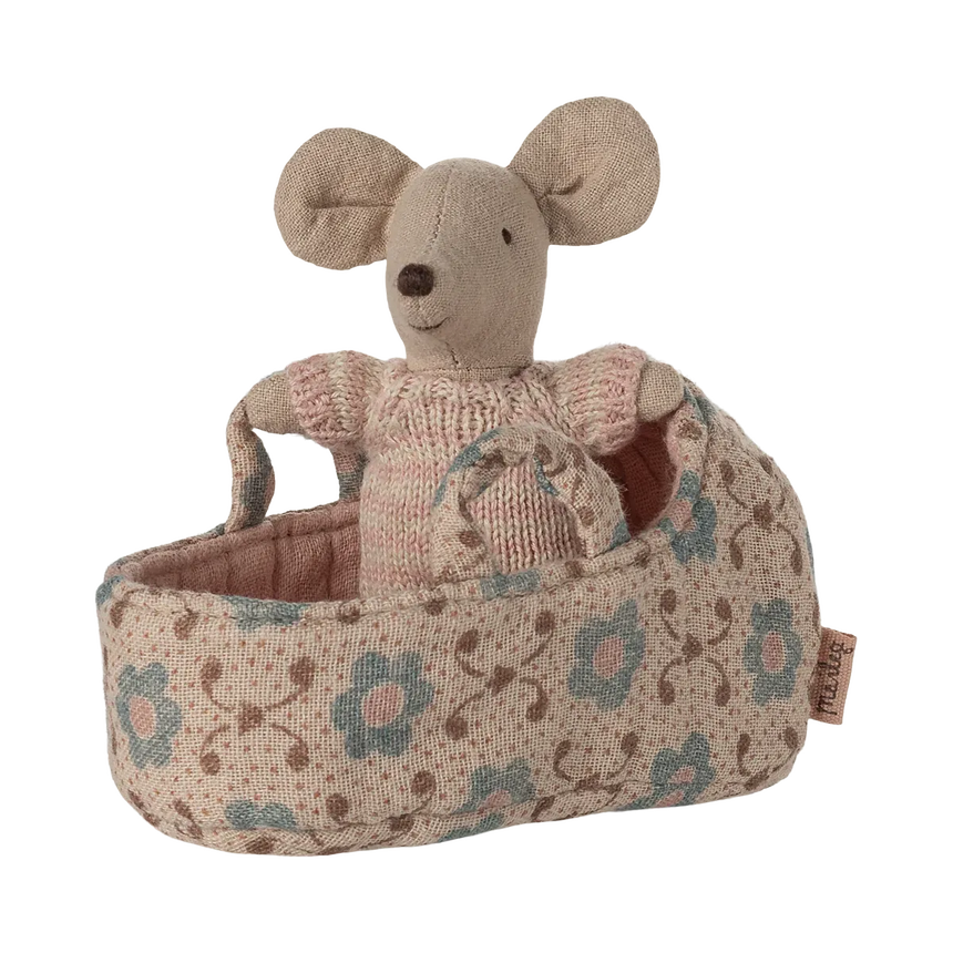 Maileg - Baby mouse in carry cot - Rose | Scout & Co