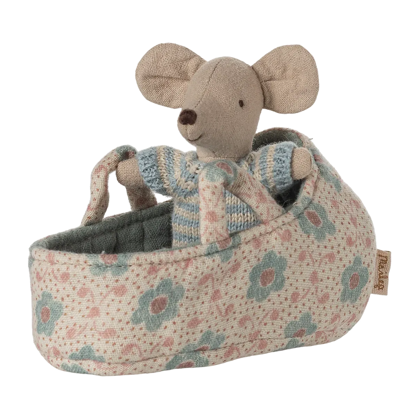 Maileg - Baby mouse in carry cot - Blue | Scout & Co