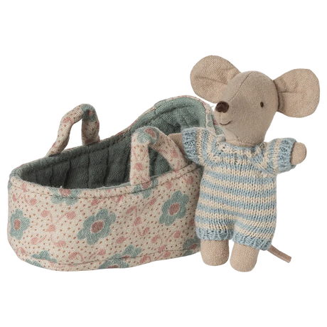 Maileg - Baby mouse in carry cot - Blue | Scout & Co