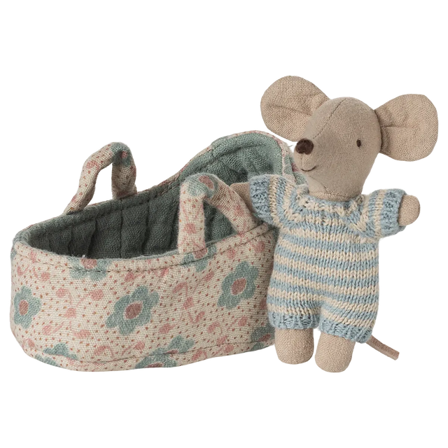 Maileg - Baby mouse in carry cot - Blue | Scout & Co