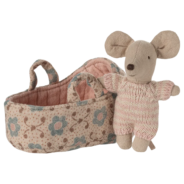 Maileg - Baby mouse in carry cot - Rose | Scout & Co