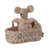 Maileg - Baby mouse in carry cot - Rose | Scout & Co