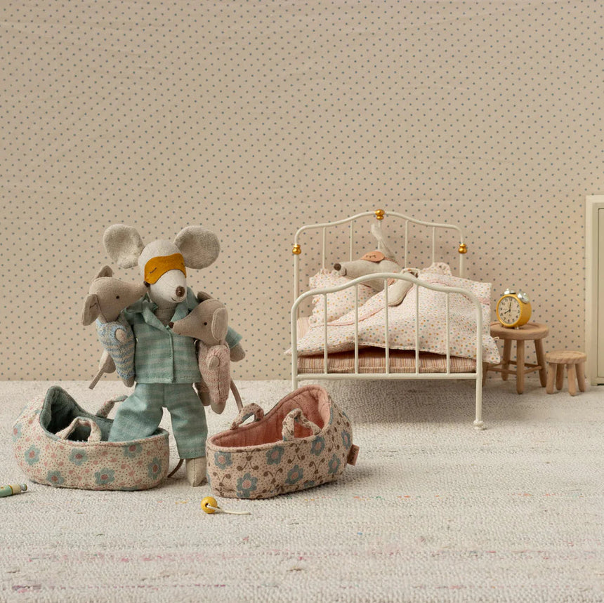 Maileg - Baby mouse in carry cot - Rose | Scout & Co