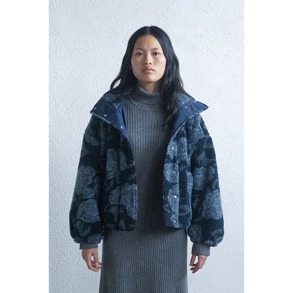 The Tiny Big Sister - Roses sherpa jacket - navy | Scout & Co