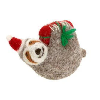 Amica - Sloth with present - felt decoration | Scout & Co