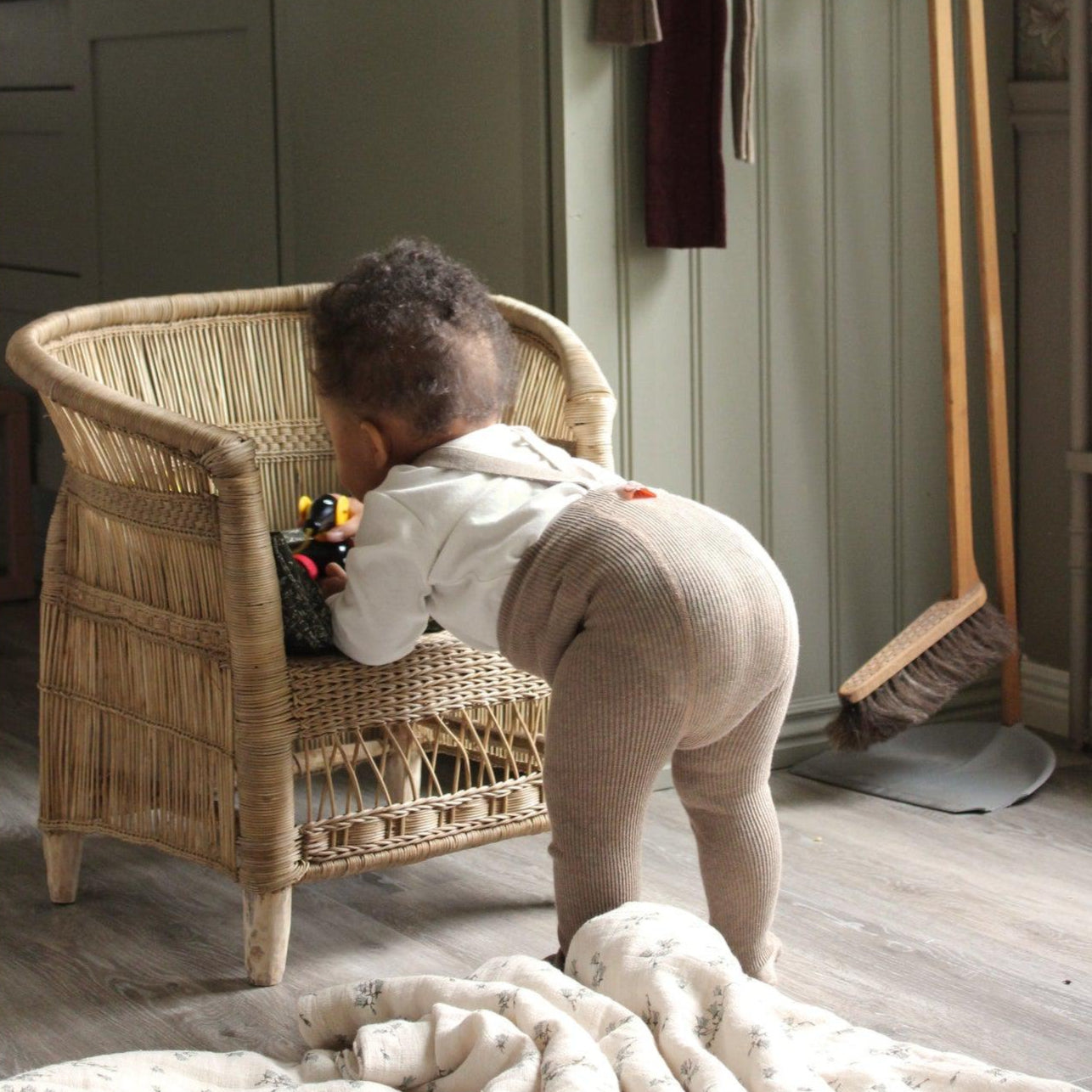 Silly Silas - Footed cotton tights with braces - Peanut Blend | Scout & Co