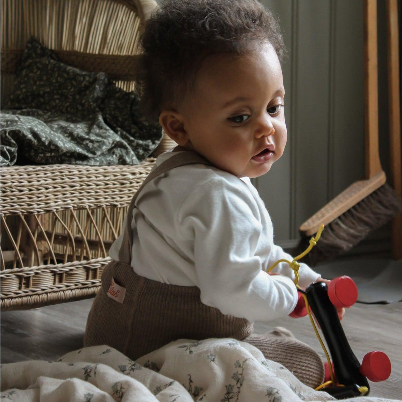 Silly Silas - Footed cotton tights with braces - Peanut Blend | Scout & Co