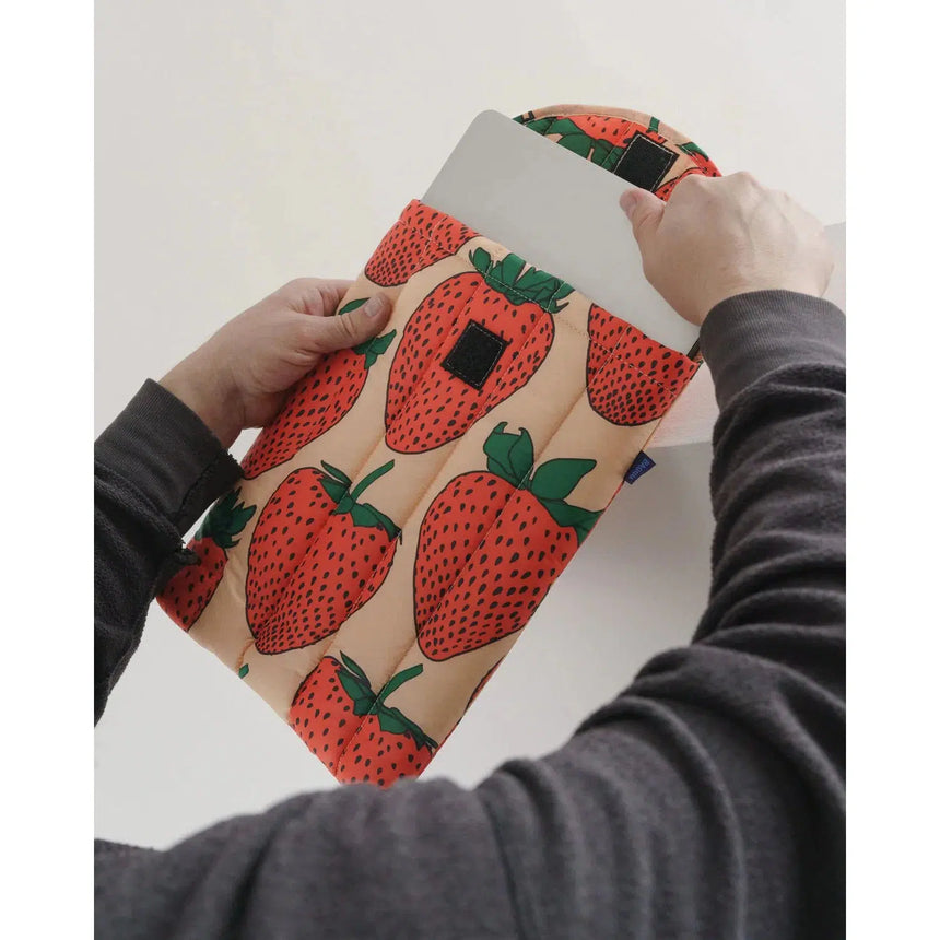 Baggu – Puffy laptop sleeve - Strawberry | Scout & Co